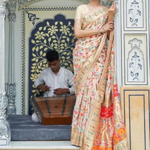 AKHILAM Women's Silk Blend Bandhani Print Kanjivaram Saree Saree With Unstitched Blouse Piece Creamy