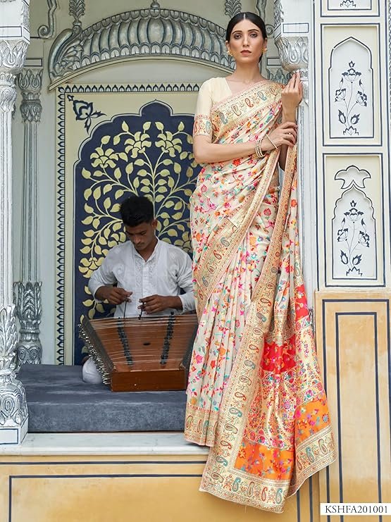 AKHILAM Women's Silk Blend Bandhani Print Kanjivaram Saree Saree With Unstitched Blouse Piece Creamy